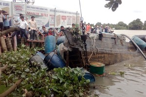 與駁船相撞後翻沉的運沙木船已被打撈上岸。（資料圖源：互聯網）