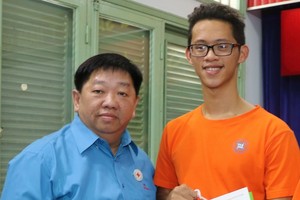 市紅十字會副主席、溫陵會館理事長張子諒(左)贈送禮物予落葉劑受害者。