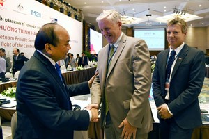 政府總理阮春福與各外企交談。（圖源：VGP）