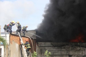 問詢後消防隊趕抵現場奮勇滅火。（圖源：互聯網）