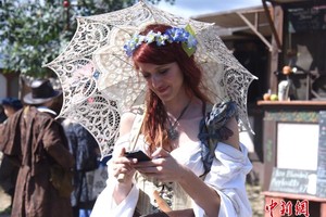 美國夏威夷州城市檀香山政府通過新法，規定行人過馬路看手機要罰款。（示意圖源：中新網）