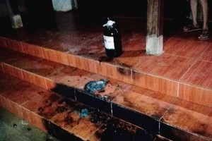 圖為原香溪縣委書記住房門前遭投擲汽油彈的現場。（圖源：互聯網）