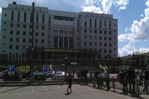 發生槍擊事件的法院門口。（圖源：互聯網）