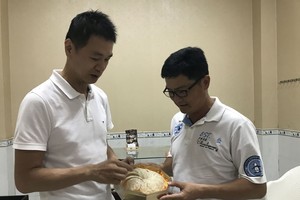 陳明政先生（左）與合作夥伴研究燕窩品質。