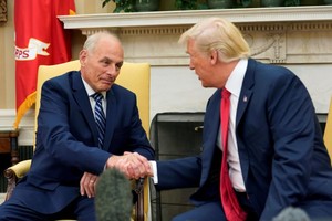 約翰·凱利在白宮橢圓形辦公室宣誓就任白宮辦公廳主任後，特朗普總統與他握手。（圖源：路透社）