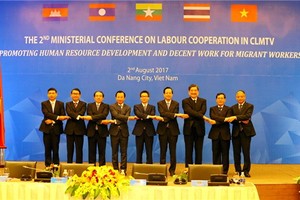 政府副總理武德膽(中)同與會各國部長以“東盟式握手”合影。（圖源：VOV）