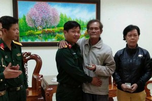 黃靜夫婦倆(右一、二)從黎登鈴上尉領回財產。（資料圖源：林園）