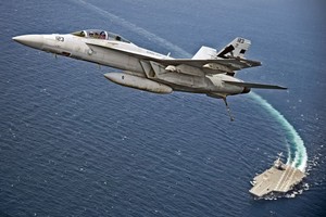 F/A-18F 戰鬥機從航母起飛。（圖源：互聯網）