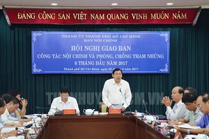 市委內政處主任陳世流在會議上發表講話。（圖源：市黨部新聞網）