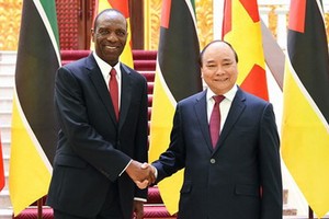 莫桑比克總理卡洛斯‧奧古斯丁‧多羅薩里奧(Carlos Agostinho do Rosario)(左)圓滿結束了訪越行程。