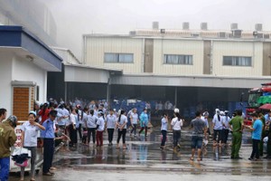 北寧省桂武工業區Seiyo塑料生產公司發生火警，雲梯救出逾百工人。（圖源：清商）