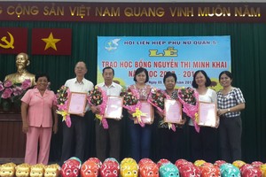 第五郡婦女會向各華人會館和熱心 人士送花致謝。