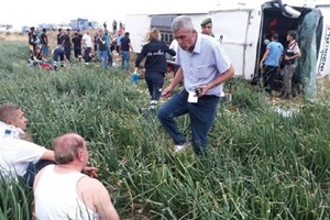 圖為土耳其阿馬西亞省5日發生一起客車翻車事故的現場，造成至少6人死亡、36人受傷。（圖源：Yenisafak）