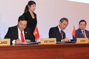范平明副總理在成立東盟-中國中心備忘錄的簽署儀式。（圖源：越通社）