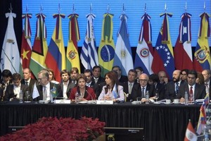 南共市(Mercosur)根據《烏斯懷亞議定書》中有關成員國和聯繫國民主承諾的條款，一致對委內瑞拉作出無限期中止成員國資格的決定。（圖源：AFP/Getty Images）