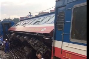 圖為乘載 120 乘客的列車脫軌，造成一節車廂側翻，所幸沒有造成人命傷亡。（圖源：互聯網）