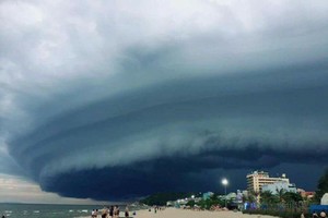 像飛碟怪異形狀的烏雲密佈之罕見自然現象。（圖源：互聯網）