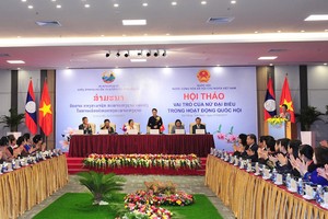 國會主席阮氏金銀在研討會上發表講話。