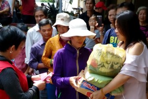 慈善團向窮人派發禮物。