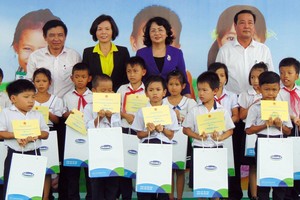 國家副主席鄧氏玉盛（後排右二）向維貞鄉清貧優秀生贈送奶品和助學金。（圖源：玉詩）