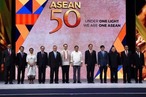 東盟（東協）秘書長黎良明（右一）在慶典上與東盟外長等官員合影。（圖源：越通社）
