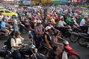 市交通運輸廳長裴春強認為：“發展地鐵、巴士，讓市民體會到搭乘此類公交 比駕駛摩托車及私人汽車更安全和方便。”