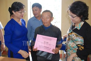 市人民議會主席阮氏決心慰問災民。（圖源：海英）