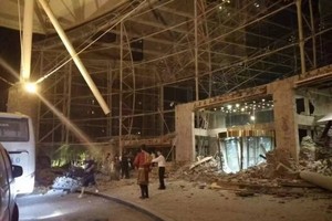 四川九寨溝發生強震，九寨天堂洲際大飯店嚴重受損，現場證實有人被壓埋。（圖擷取自微博）