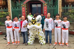 該團在出賽前到堤岸天后廟參拜。