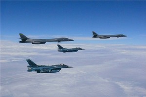 美國兩架B-1B轟炸機與日本自衛隊F-2戰鬥機等進行了軍事演習。（圖源：路透社）