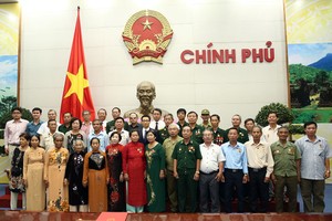 政府副總理武德膽(中排中)與同奈省有功者代表團合影留念。（圖源：廷南/VGP）