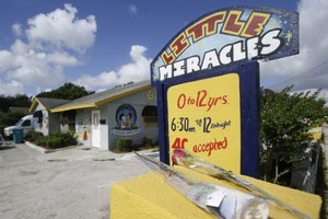 托兒所門口擺放了鮮花，悼念死亡的男童。（圖片來源：互聯網）