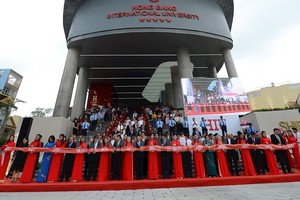 圖為鴻龐國際大學重建竣工剪綵儀式。（圖源：玄黎）