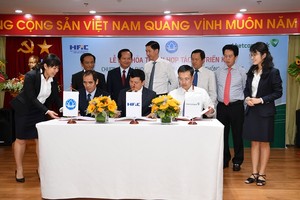 越南外貿銀行總經理范光勇（前排右一）與HFIC及Sawaco代表人簽訂三方合作協議。（圖源：）