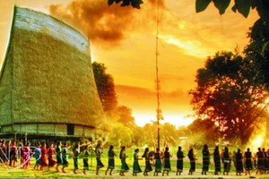 高腳屋是西原少數民族的靈魂。修築高腳屋 的主要材料是竹、木、葉、茅草等。（圖源：互聯網）