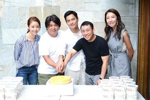 八大電視《我的男孩》劇組為導演徐輔軍、屈中恆慶祝父親節。（圖源：互聯網）