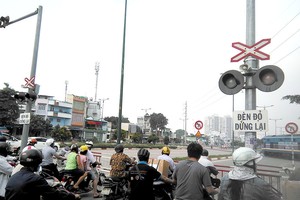 民眾在等候列車經過。(圖源：互聯網)