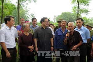 河內市委書記黃忠海(中)與巴維縣從拔鄉養牛農民交流意見。