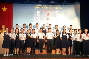 福中外語中心老師與畢業生合照。