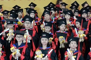 1691名越,華子弟獲頒發國際證書。