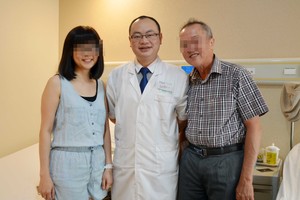 陳娟父女與聖丹福廣州現代腫瘤醫院伍醫生合影。