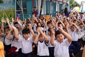 小學生返回學校上課。