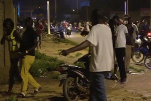 圖為餐廳中的顧客逃離現場。（圖源：路透社）