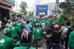 由於認為Grab公司折扣從15%上調20%為不合理，連日來，眾多Grab摩托車司機已呼籲罷工，關閉該公司的應用程式表達反對意見。(圖源：互聯網)