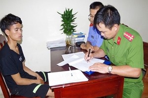 被捕歸案的嫌犯阮仲金(左)。（圖源：互聯網）（圖源：互聯網）