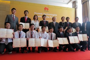 圖為2015年第一屆獲華為“未來科技種子”獎學金，赴中國留學深造的資訊技術系優秀生。（圖源：互聯網）