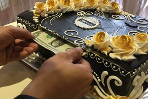 好吃又有趣的“噴錢蛋糕”。