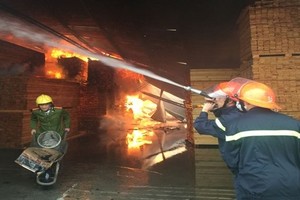 圖為北寧省桂武工業區南亞木料廠的火警現場。（示意圖源：互聯網）