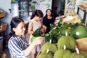 消費者在選購有機蔬果。