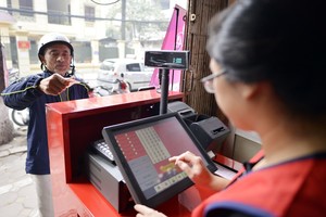 市民在購買六合彩。（圖源：黎孝）
